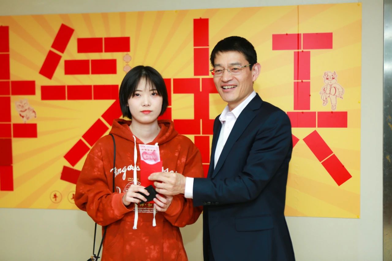 羨慕！社科賽斯考研為員工們發放開年紅包！